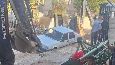 Adıyaman'da Otomobil Çukura Düştü