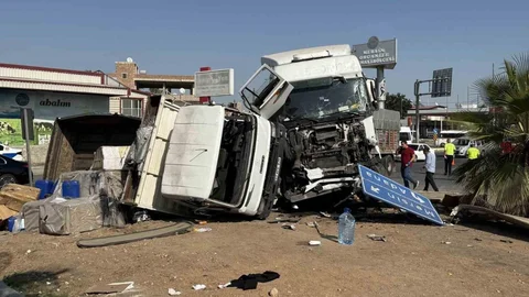 Mersin’de Trafik Işıkları Bozuldu, Ortalık Karıştı: 3 TIR Zincirleme Çarpıştı, 2 Yaralı