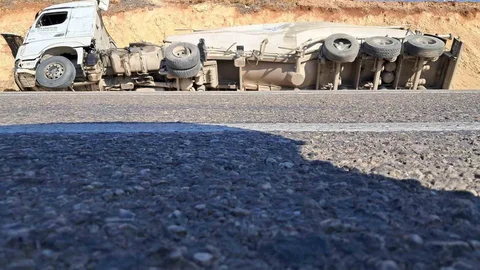 Kilis'te Kamyon Tır Çarpıştı