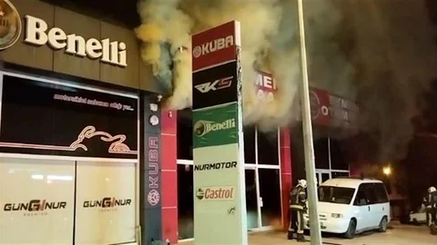 Denizli'de Oto Galeri Kundaklandı