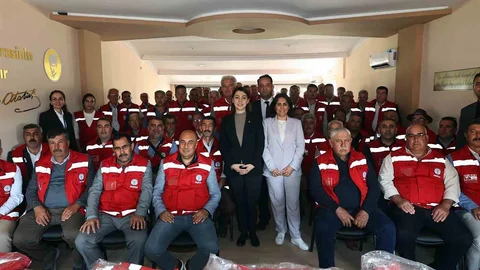Muğla'da Muhtarlara Yelek Dağıtımı