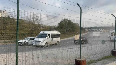 Kocaeli'de Otomobil ile Servis Çarpıştı