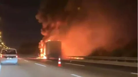 Adana-mersin Otoyolunda Seyir Halindeki TIR Alev Topuna Döndü!