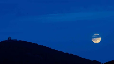 Spil Dağı’nda Süper Ay Manzarası