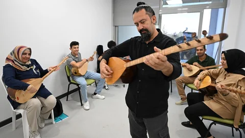 Mersin Büyükşehir’in Ücretsiz Enstrüman Kurslarına Yoğun İlgi