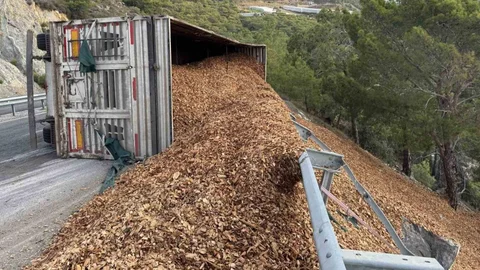 Anamur’da TIR Yan Yattı: Virajda Kontrol Kayboldu, Sürücü Hastanelik Oldu