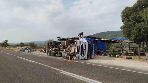 Mersin'de Kamyon Devrildi