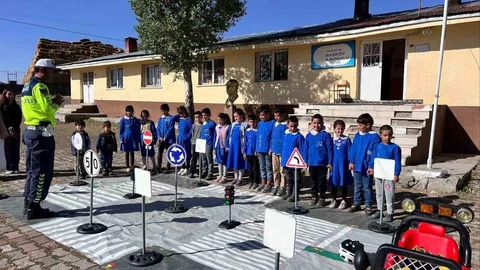 Kars'ta Öğrencilere Trafik Eğitimi