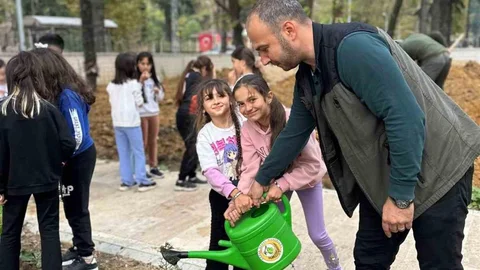 Zonguldak'ta Öğrenciler Fidan Dikti