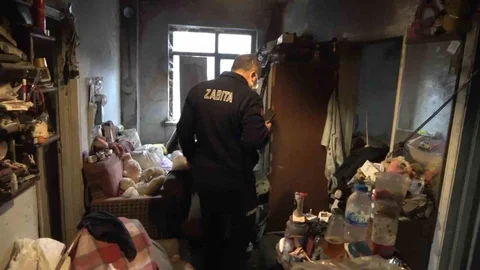 Bursa'da Yaşlı Adamın Evi Çöplüğe Dönüştü