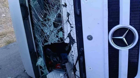 Bitlis'te Devrilen Tır Kazasında Yaralı Var