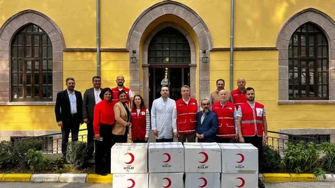 Türk Kızılay Manisa'dan Giysi Desteği
