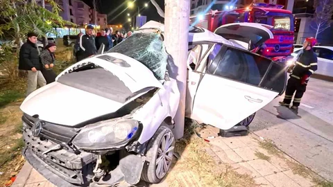 Aksaray'da Direğe Saplanan Araçta 2 Yaralı