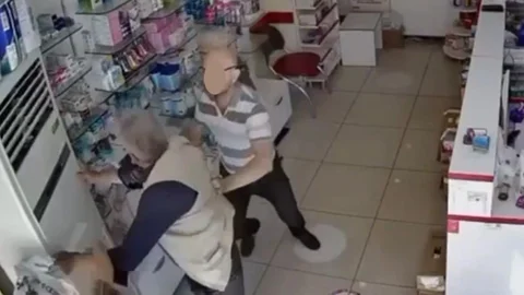 Erdemli’de Eczane Skandalında Flaş Gelişme: Yaşlı Adamı İten Kalfayı Eczane İşten Attı!