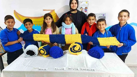 Öğrenciler Atkı Örerek Kışa Hazırlanıyor