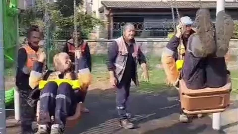 Sakarya'da Temizlik İşçileri Salıncak Keyfi