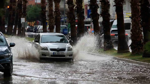 Antalya'da Şiddetli Yağış Etkili Oldu