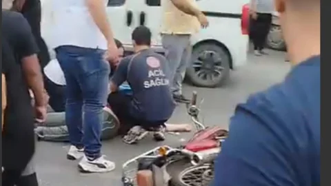 Akbelen Bulvarı’nda Motosiklettekiler Savruldu: 2 Yaralı
