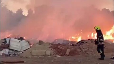 Moloz Yığını Alev Aldı: Mezitli Kuyuluk-kaleköy Arasında Panik!