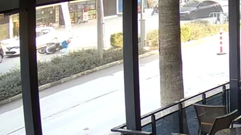 Tarsus’ta Motosiklet Sürücüsü Yayaya Çarpmamak İçin Kendini Feda Etti! Görüntüler Güvenlik Kamerasında…