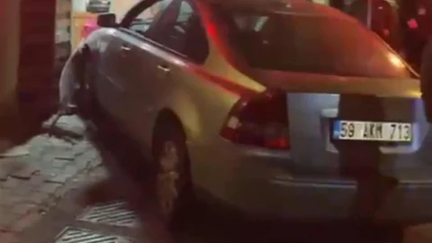 Tekirdağ'da Otomobil Dükkan Girdi