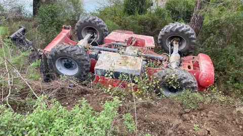 Antalya'da İş Makinesi Devrildi