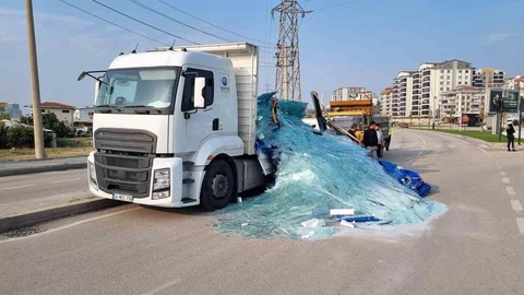 Bursa'da Kamyonetten Cam Yolu Saçıldı
