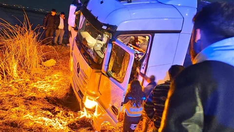 Erzurum'da Tır Tarlaya Uçtu