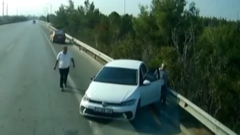 Mezitli Kuyuluk Otoyol Ayırımında Kaza Ucuz Atlatıldı