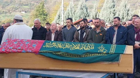 Sakarya'da Küçük Kızın Cenazesi