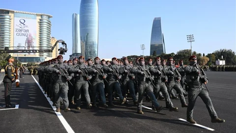 Azerbaycan Karabağ Zaferi'ni Kutladı