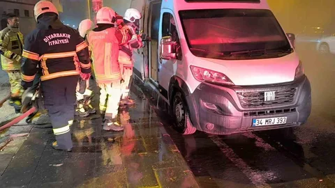 Diyarbakır'da Karavan Yangını Görüntüleri
