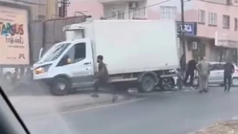 Tarsus'ta Kamyonet Kaza Yaptı