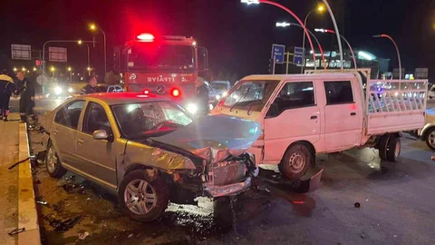 Karaman'da Kavşakta Araç Kazası