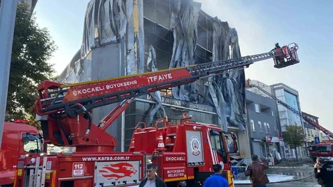 Kocaeli'de Parfüm Fabrikası Yangını