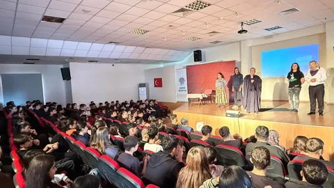 Akdenizli Öğrencilerden Bağımlılık Konulu Tiyatroya Büyük İlgi