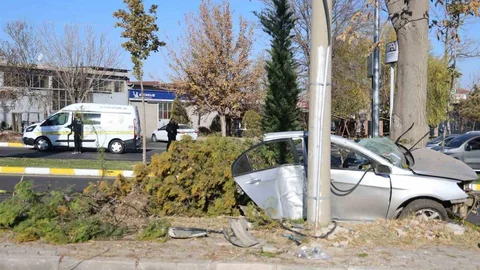 Nevşehir'de Ağaca Çarpan Otomobil