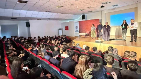 Mersin'de Tiyatro Gösterimi Yapıldı