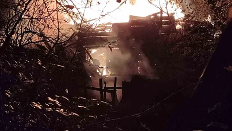 Karabük'te Ahşap Ev Yandı