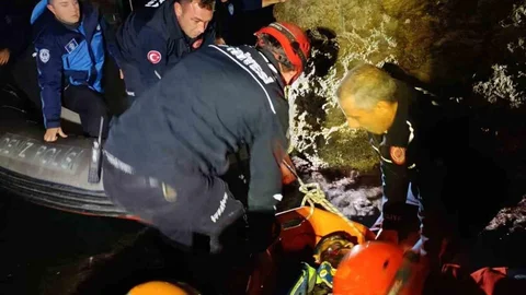 Antalya'da Falezden Düşen Adam Kurtarıldı