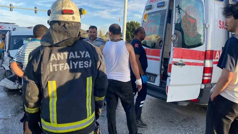 Antalya'da Kavşakta Kaza