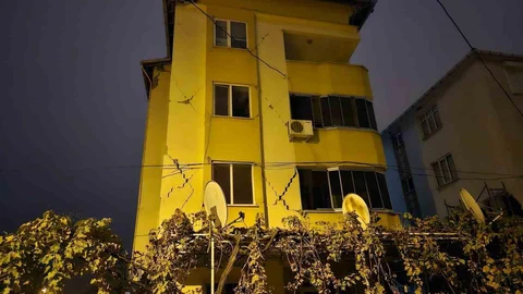 Balıkesir'de Deprem Geceyi Sarsıdı