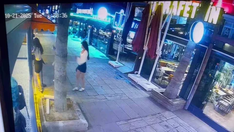Hatay'da Cam Kapıya Çarpan Müşteriler