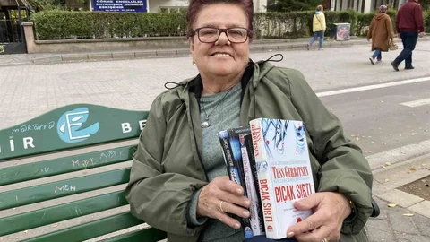 66 Yaşındaki Kadın Günde 300 Sayfa Okuyor