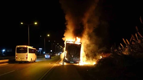 Antalya’da Nakliye Aracı Yandı