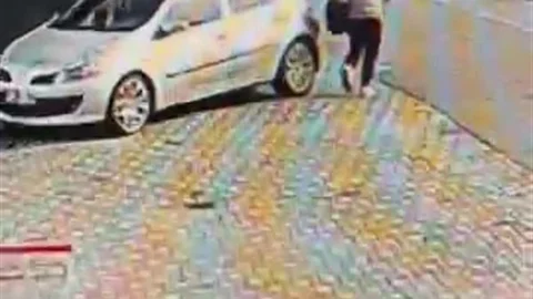 Sakarya'da Park Halindeki Araca Zarar Verildi