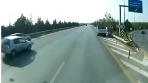 Mezitli Otobanında Şok Kaza: Sol Şeritte Duran Araca Arkadan Çarptı, Savruldu, Bariyere Vurdu! Mezitli'de Mucize Kurtuluş!