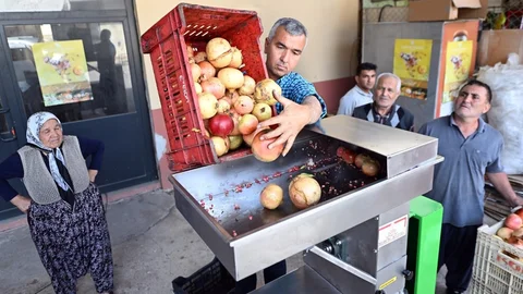 Mersin Büyükşehir’den Üreticilere Nar Taneleme ve Sıkma Makinesi Desteği Geldi