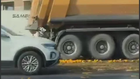 Tarsus'ta Yola Narenciye Döküldü