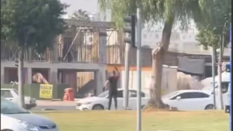 Yalınayak Kavşağı'nda "Dans Eden Yaya" Şov: Sürücülere El-kol Yaptı, Levhalara Vurdu!